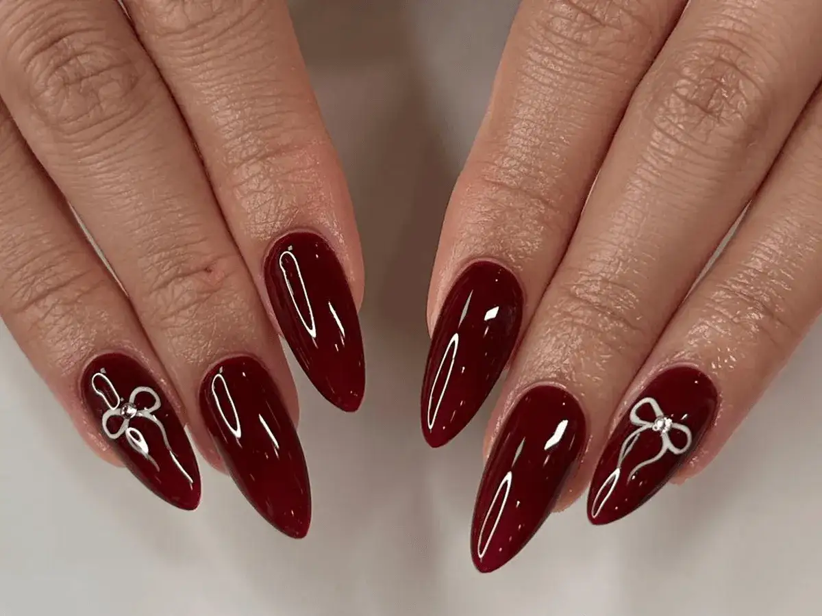 Rote N&auml;gel mit minimalistischen Mustern