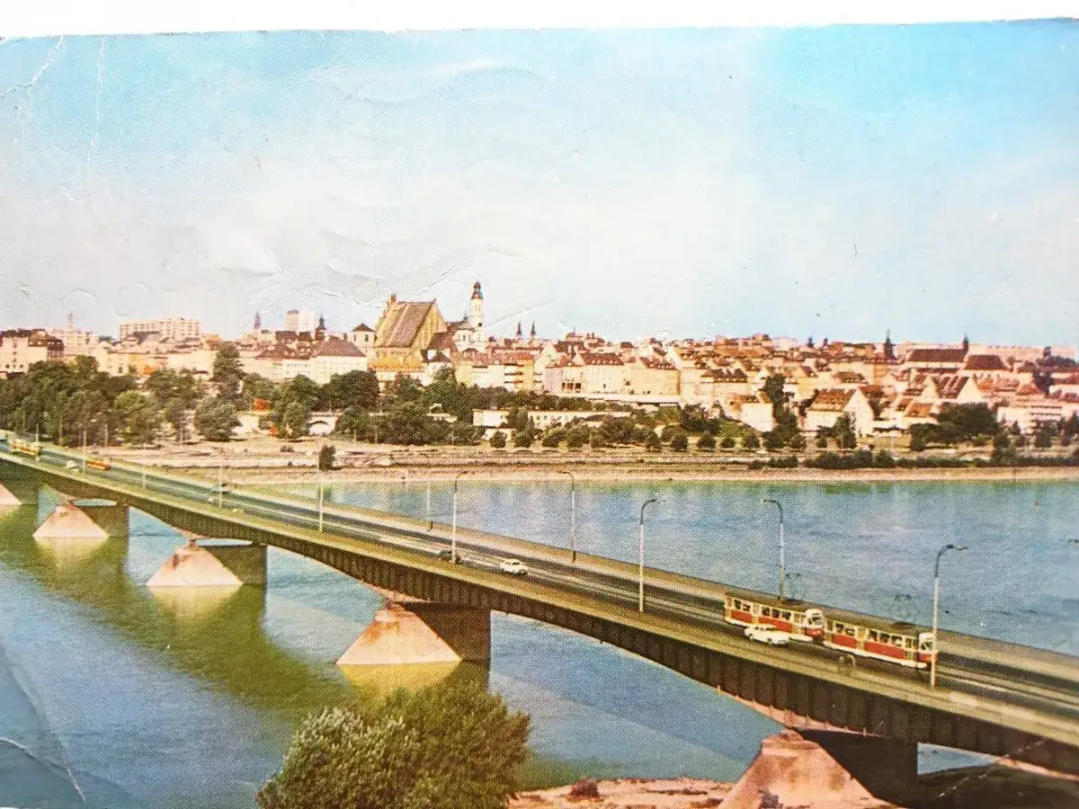 Most Śląsko-Dąbrowski z tramwajami i samochodami, w tle panorama miasta z kościołami i budynkami.