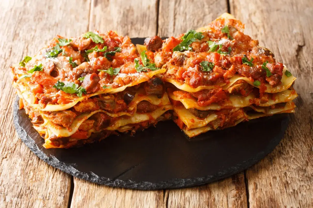 Lasagne ricche e saporite, un'ottima idea per scoprire cosa mangiare nelle Marche. Perfette per un pranzo sostanzioso.