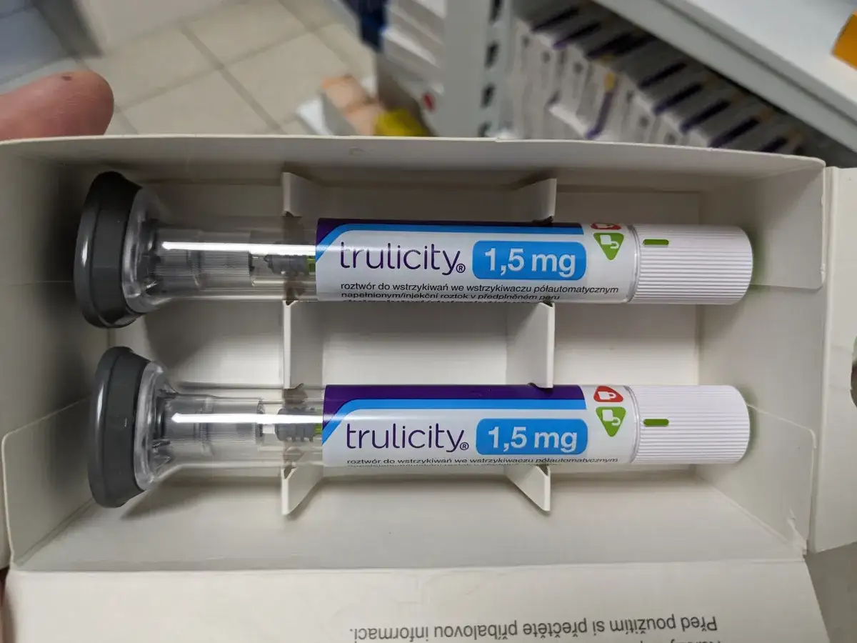 Dwa peny Trulicity 1,5 mg, refundowane leki na cukrzycę nowej generacji, gotowe do użycia.