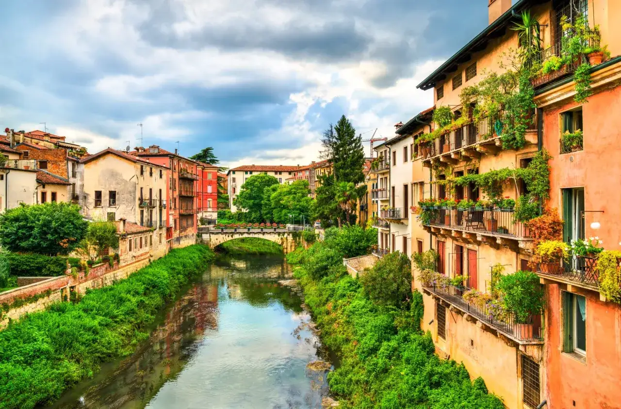 Malowniczy widok na kanał i zabytkowe kamienice z kwitnącymi balkonami. Idealne miejsce, by poczuć klimat włoskiego miasta. Bolonia co zobaczyć? To właśnie takie urokliwe zakątki!