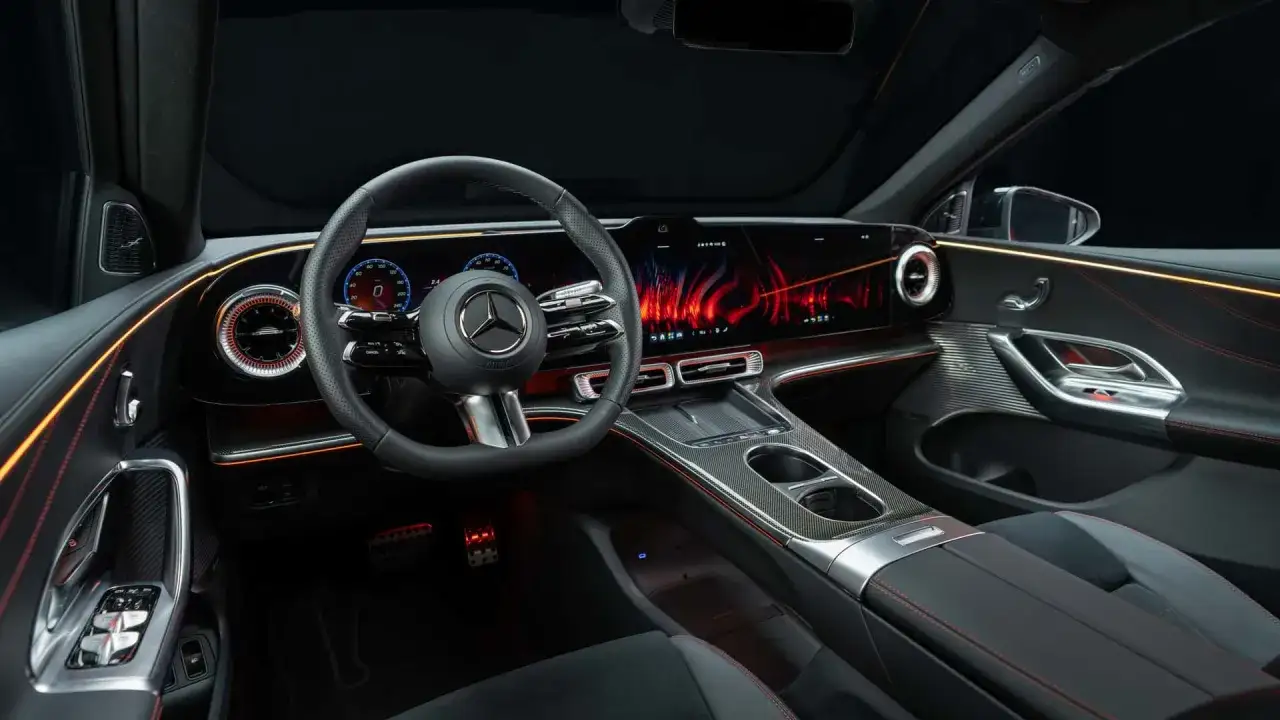 Wnętrze nowego Mercedesa GLC z nowoczesnym kokpitem, dużym ekranem i ambientowym oświetleniem.