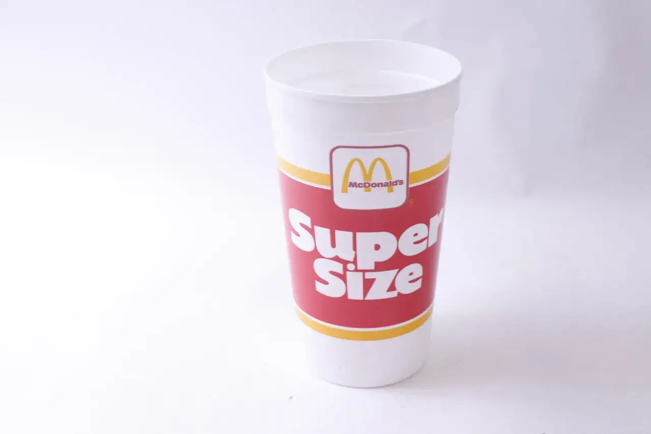 Kubek McDonald's Super Size, który pomieściłby ile ml duża cola z McDonald's?