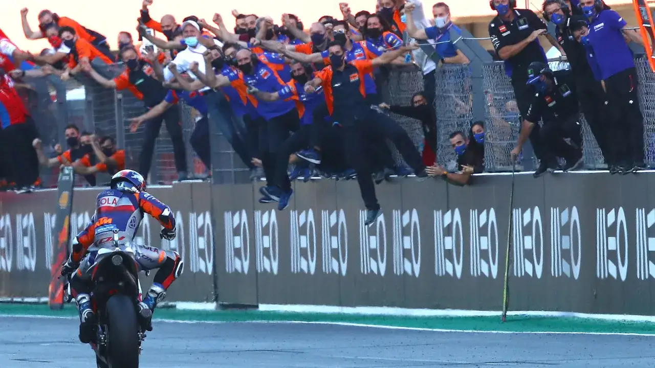 Piloto de MotoGP celebra victoria ante p&uacute;blico euf&oacute;rico. &iquest;Cu&aacute;nto cuesta una MotoGP? Millones en tecnolog&iacute;a y pasi&oacute;n.