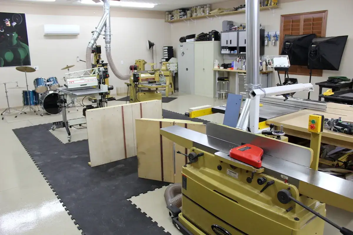 Un atelier bien organis&eacute; avec des machines &agrave; bois, une batterie et des panneaux de bois. Une excellente id&eacute;e d'am&eacute;nagement d'atelier pour les bricoleurs cr&eacute;atifs.