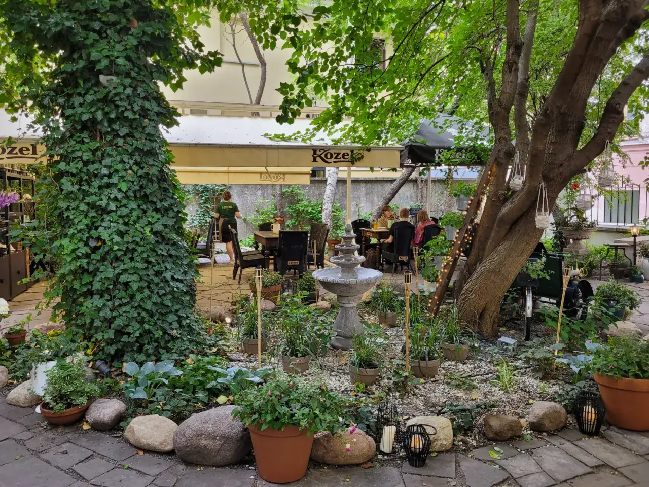 Uliczki Jeżyc z kawiarniami i restauracjami