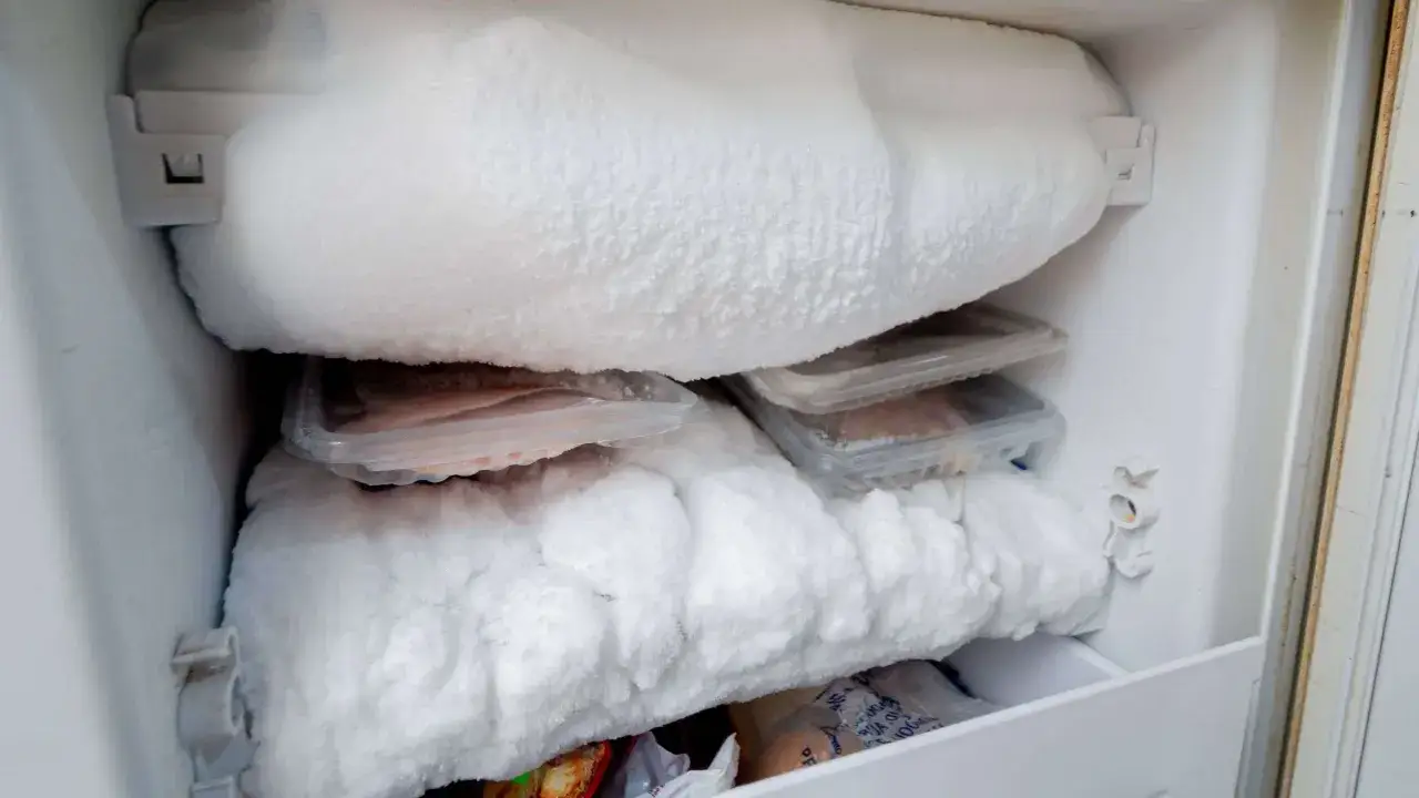 Starke Eisbildung im Gefrierfach, bereit zum Abtauen. Gefrierfach abtauen ist nötig.