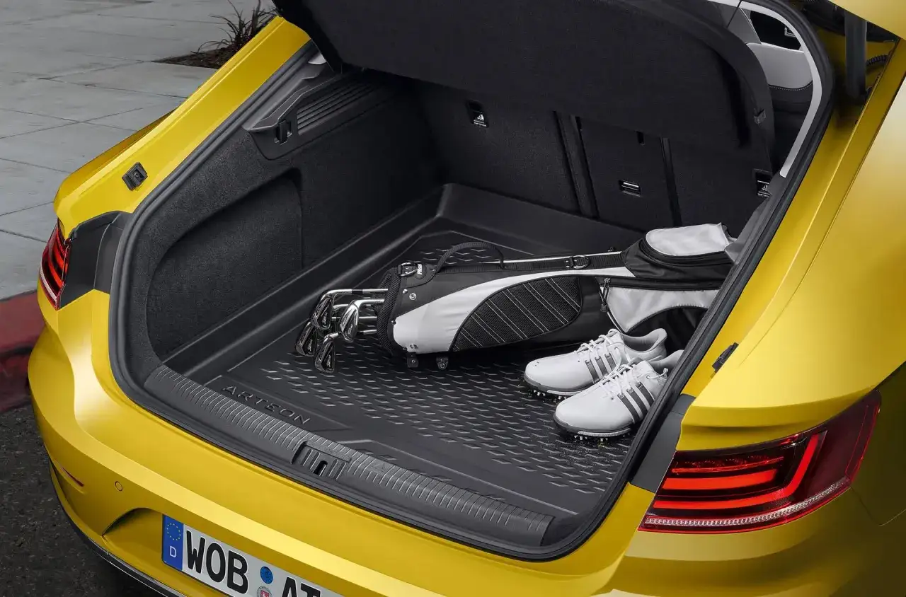 Bagażnik Arteon Shooting Brake gotowy na weekendowy wypad na pole golfowe. Torba z kijami i buty czekają na podróż.