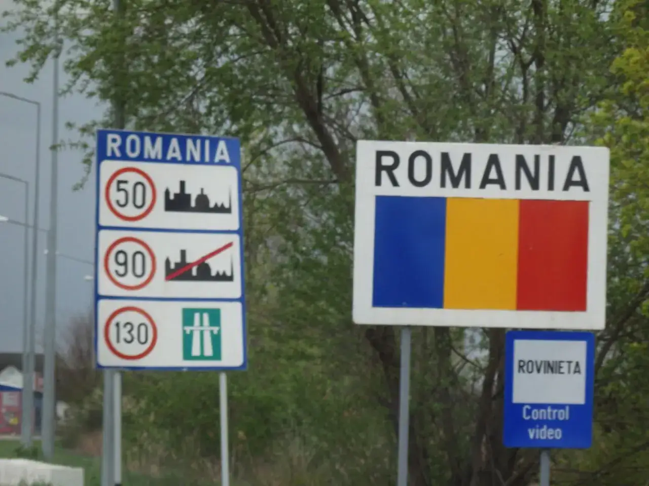 Tablice informacyjne przy granicy z Rumunią. Czy do Rumunii potrzebny jest paszport? Znak