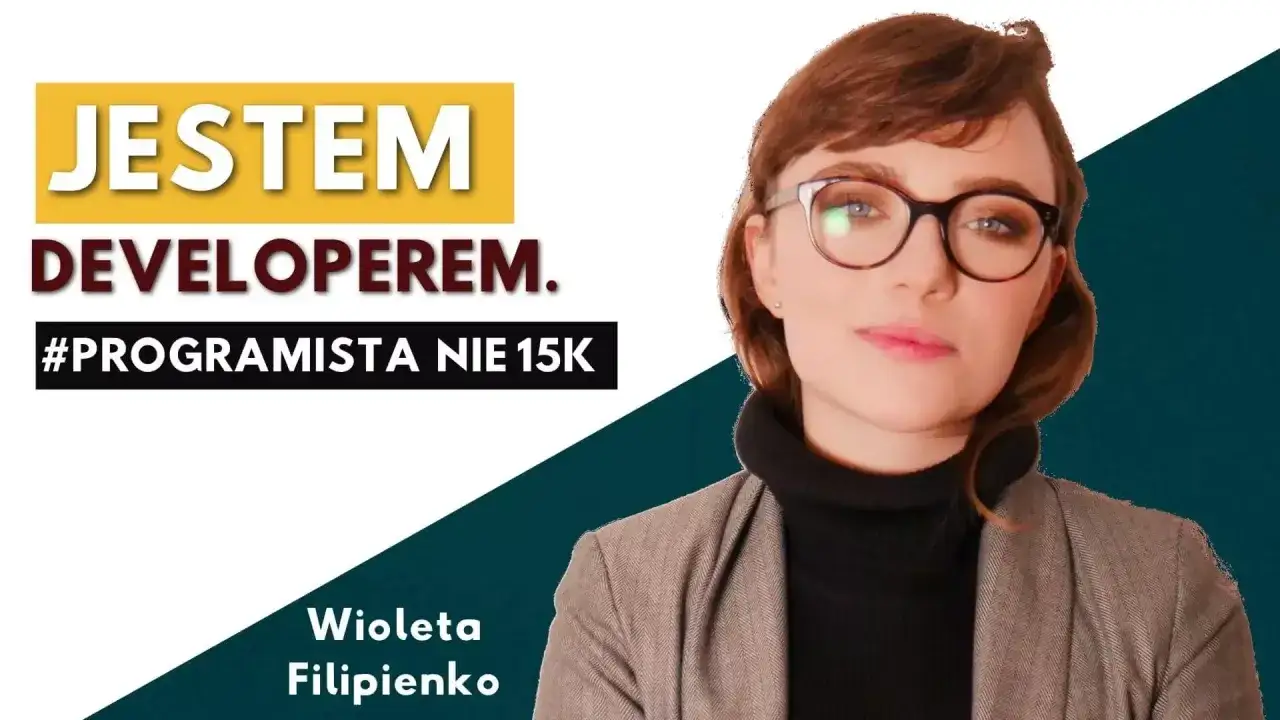 Kobieta w okularach, która studiuje programowanie, prezentuje hasło