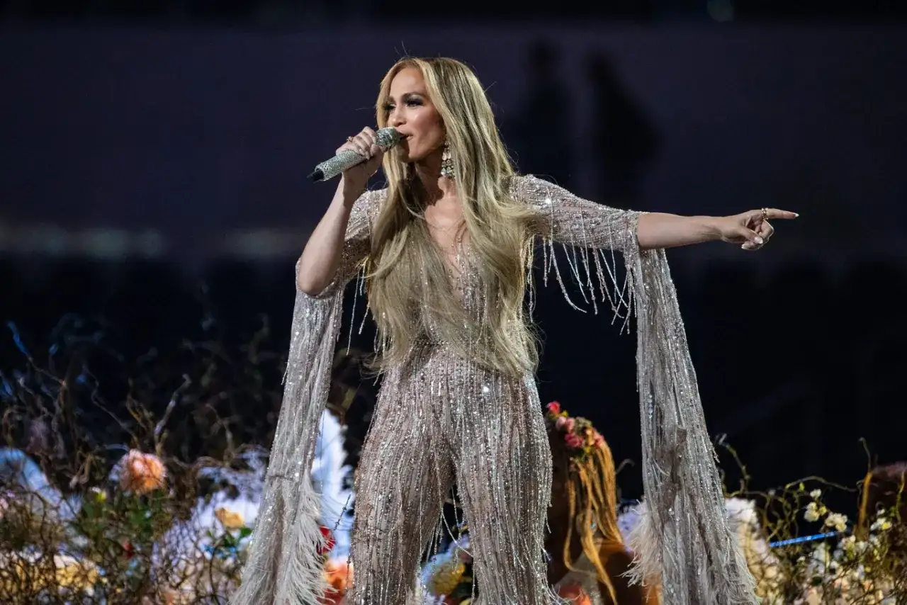 Jennifer Lopez w błyszczącym stroju na scenie, jakby występowała w Polsce.