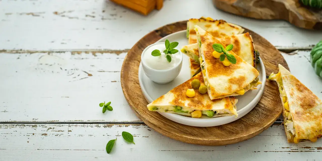 Złocista quesadilla z kurczakiem, kukurydzą i brokułami, podana z dipem. Idealna na szybki posiłek.