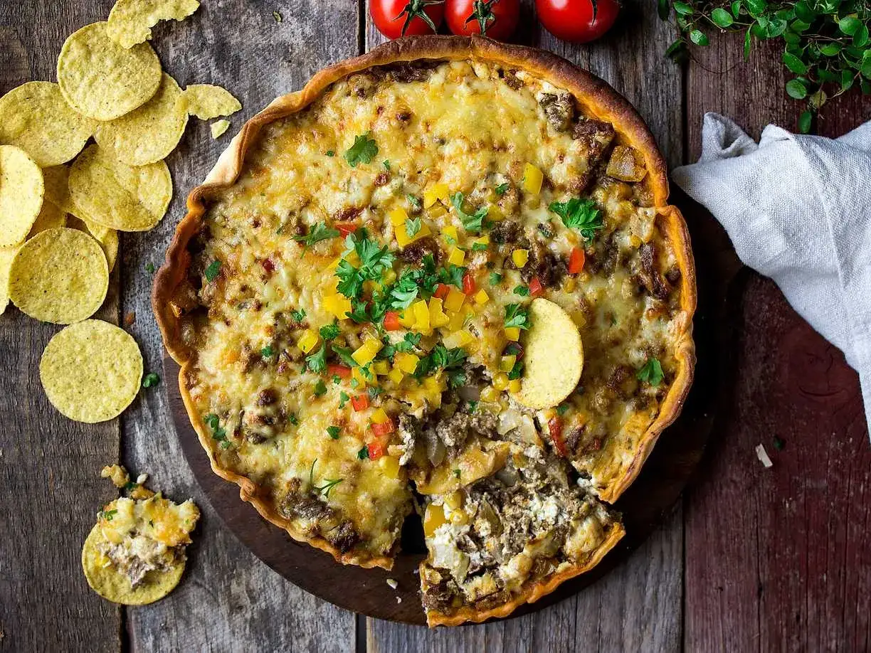 En saftig tacopaj med k&ouml;ttf&auml;rs, ost och gr&ouml;nsaker, perfekt f&ouml;r en mysig middag. Detta tacopaj recept &auml;r en favorit!