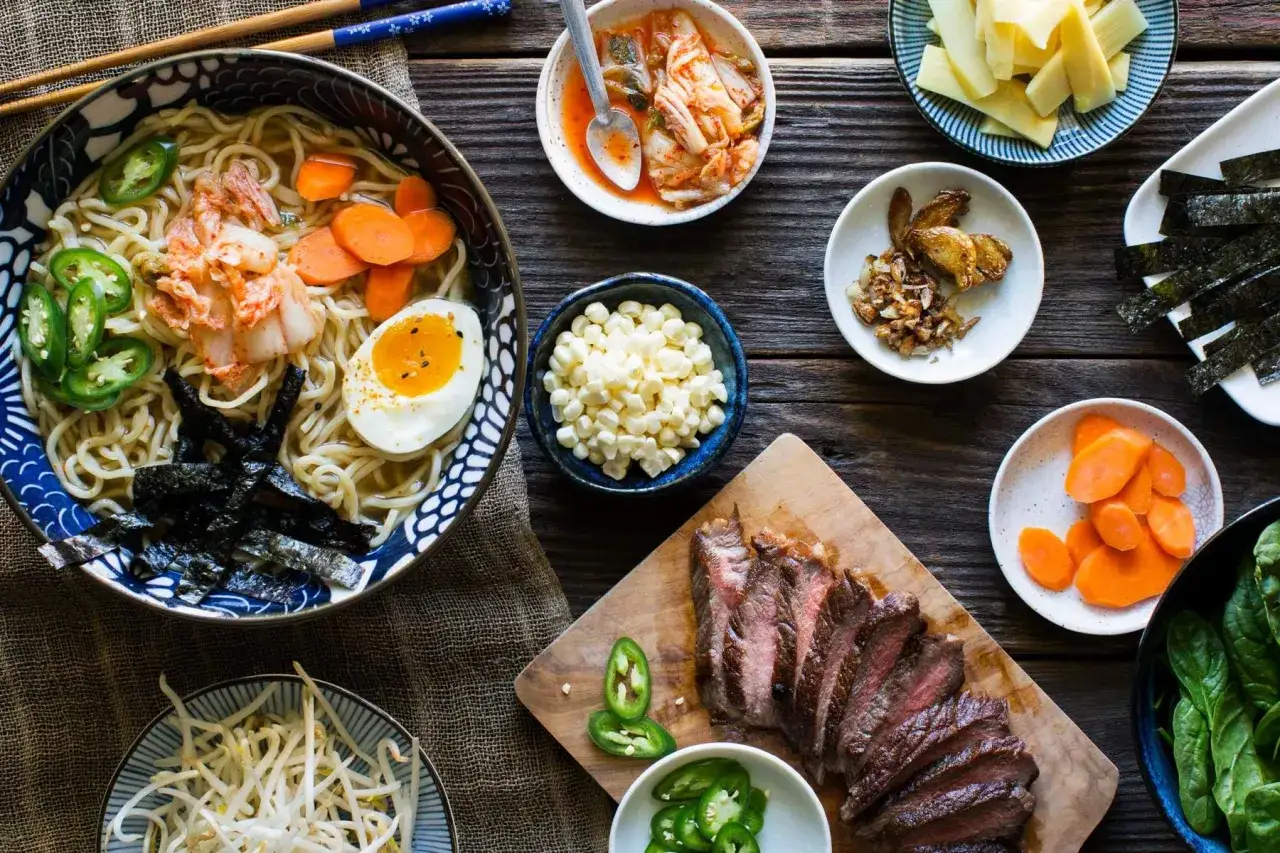 Co to jest ramen? Aromatyczna zupa z makaronem, jajkiem na twardo, kimchi, wołowiną i warzywami.