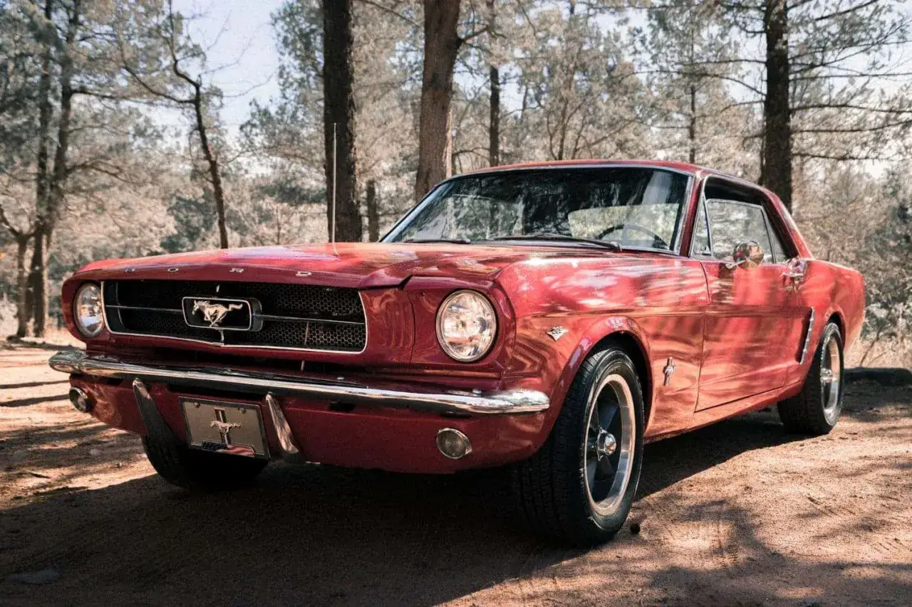 Röd Ford Mustang från 60-talet, en klassisk modell som fångar blicken.