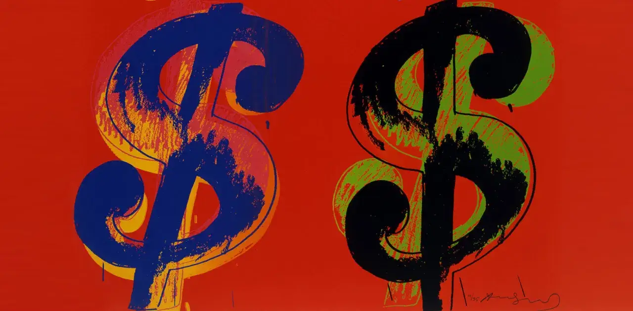 Dos símbolos de dólar vibrantes, uno azul y amarillo, otro negro y verde, destacan sobre un fondo rojo intenso. Obras de arte de Andy Warhol que celebran el poder del dinero.