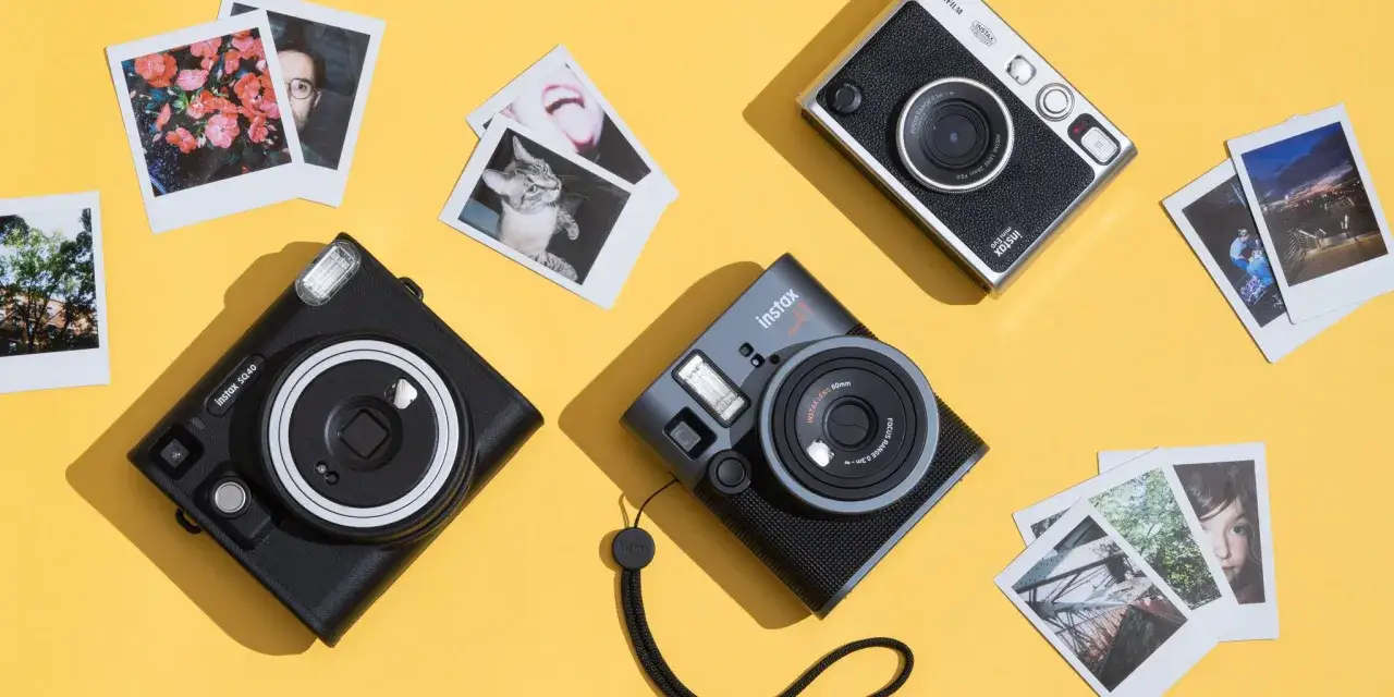 Aparat natychmiastowy ranking: trzy aparaty Instax i odbitki z kwiatami, kotem i ludźmi.