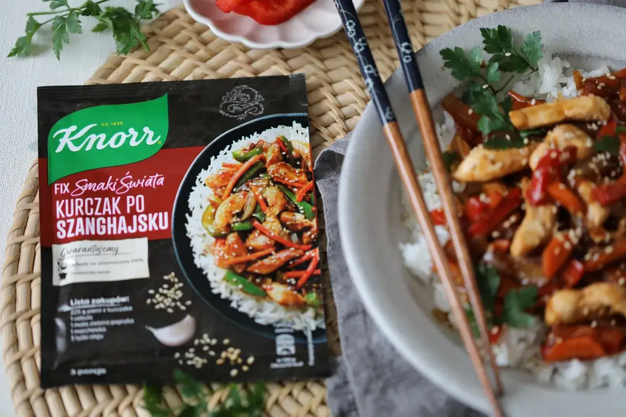 Knorr FIX Kurczak po szanghajsku z ryżem, papryką i zieloną fasolką. Danie gotowe do przygotowania.
