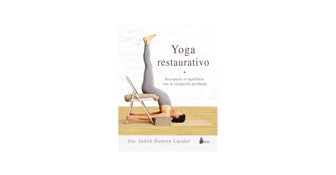 Mujer en postura de yoga restaurativo, con las piernas elevadas sobre una silla. Recupera el equilibrio con relajación profunda.