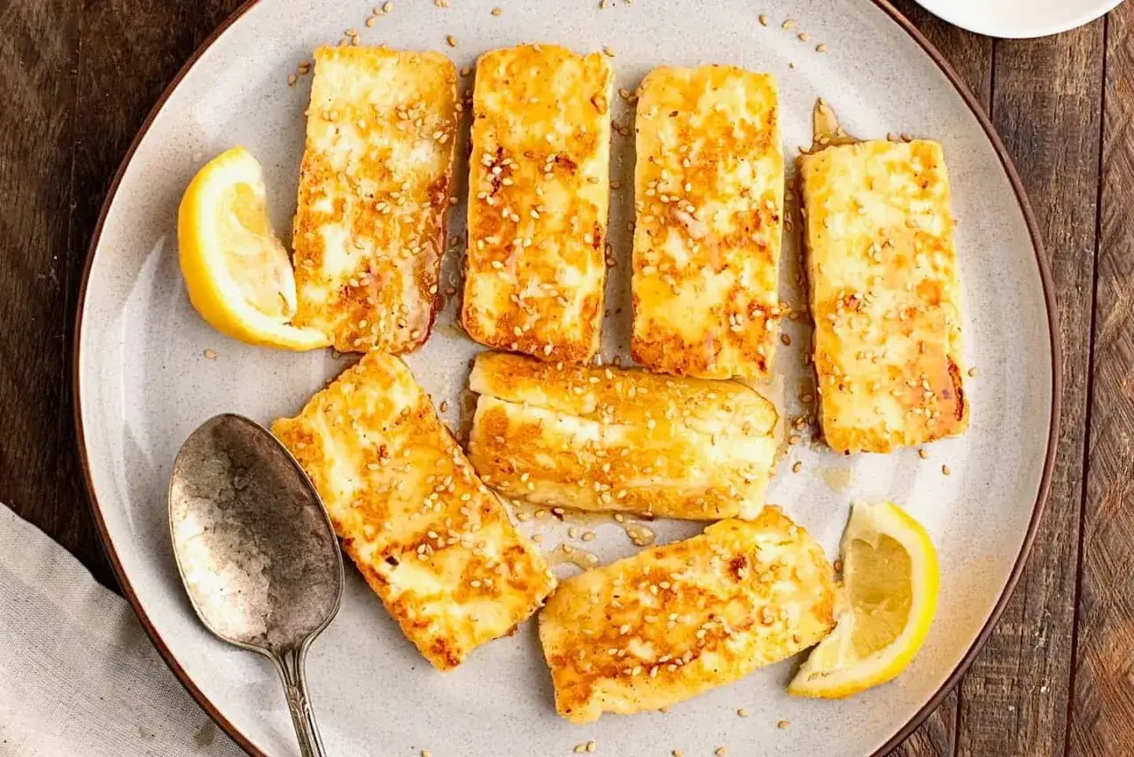 Usmażony ser halloumi z sezamem i cytryną. Czy w ciąży można jeść ser halloumi? Tak, jeśli jest dobrze przygotowany.