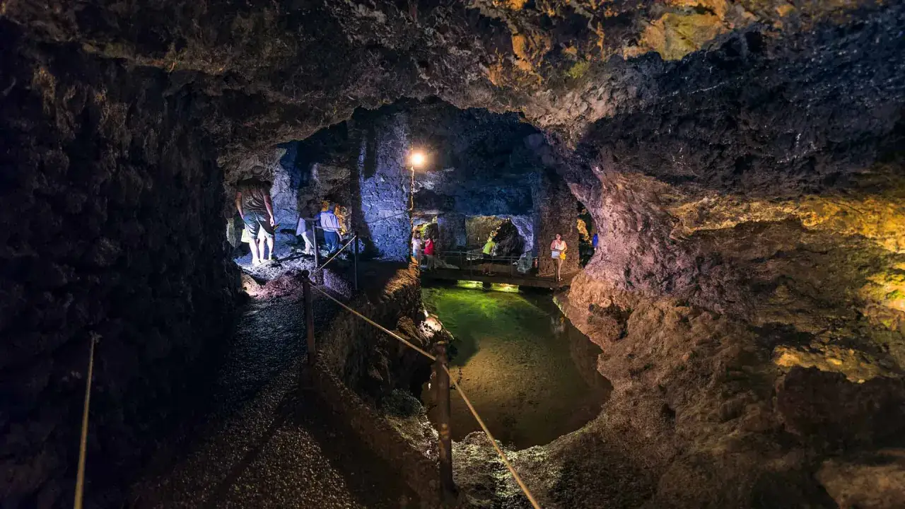 Besucher erkunden die faszinierenden grotten von são vicente, bestaunen die Felsformationen und das leuchtende Wasser.