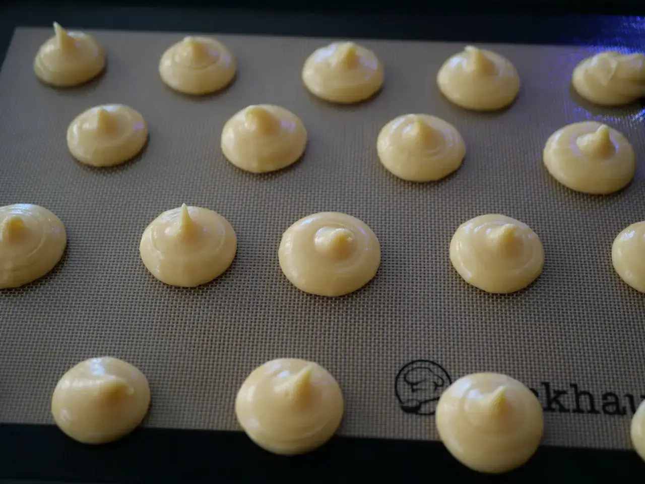 Petites boules de pâte à choux prêtes à cuire, une étape clé pour réussir votre fiche technique pâte à choux CAP.