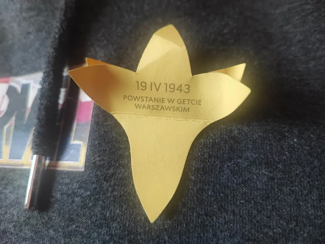 Żółty papierowy żonkil z napisem