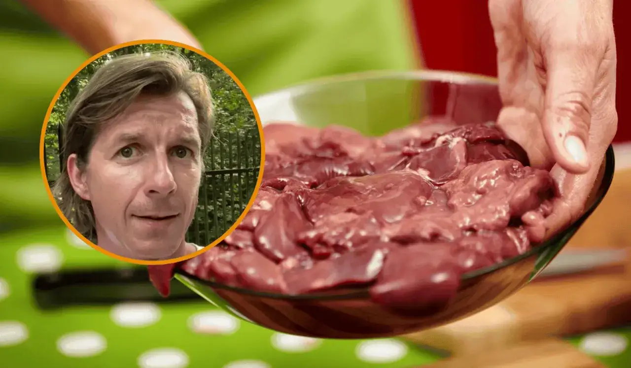 Mężczyzna wyjaśnia, po co moczyć wątróbkę w mleku, pokazując surową wątróbkę w misce.