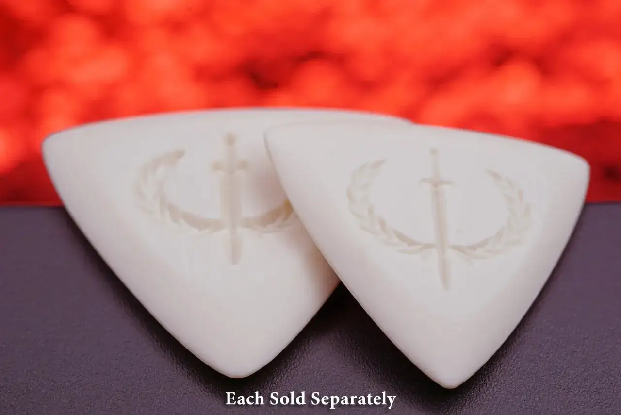 Deux m&eacute;diators guitare triangle blancs, grav&eacute;s d'une &eacute;p&eacute;e et d'une couronne de laurier.