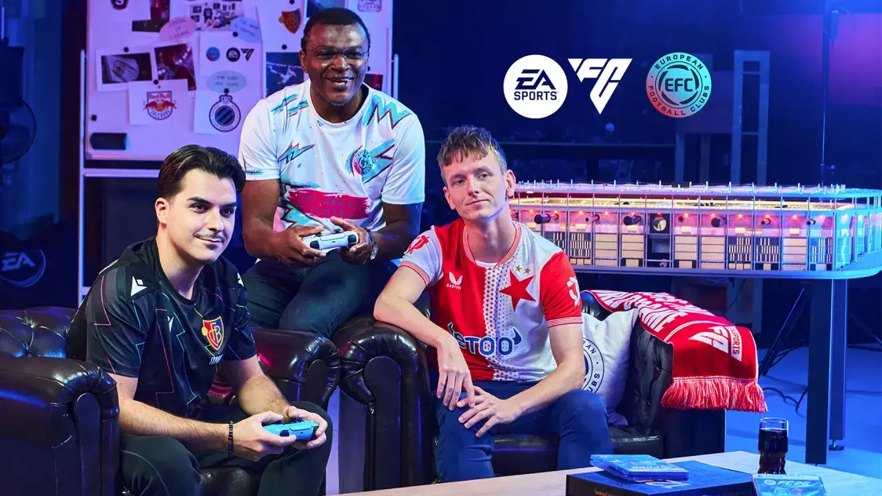 Trzech mężczyzn gra w EA FC na kanapie. W tle logo EA SPORTS i EFC.