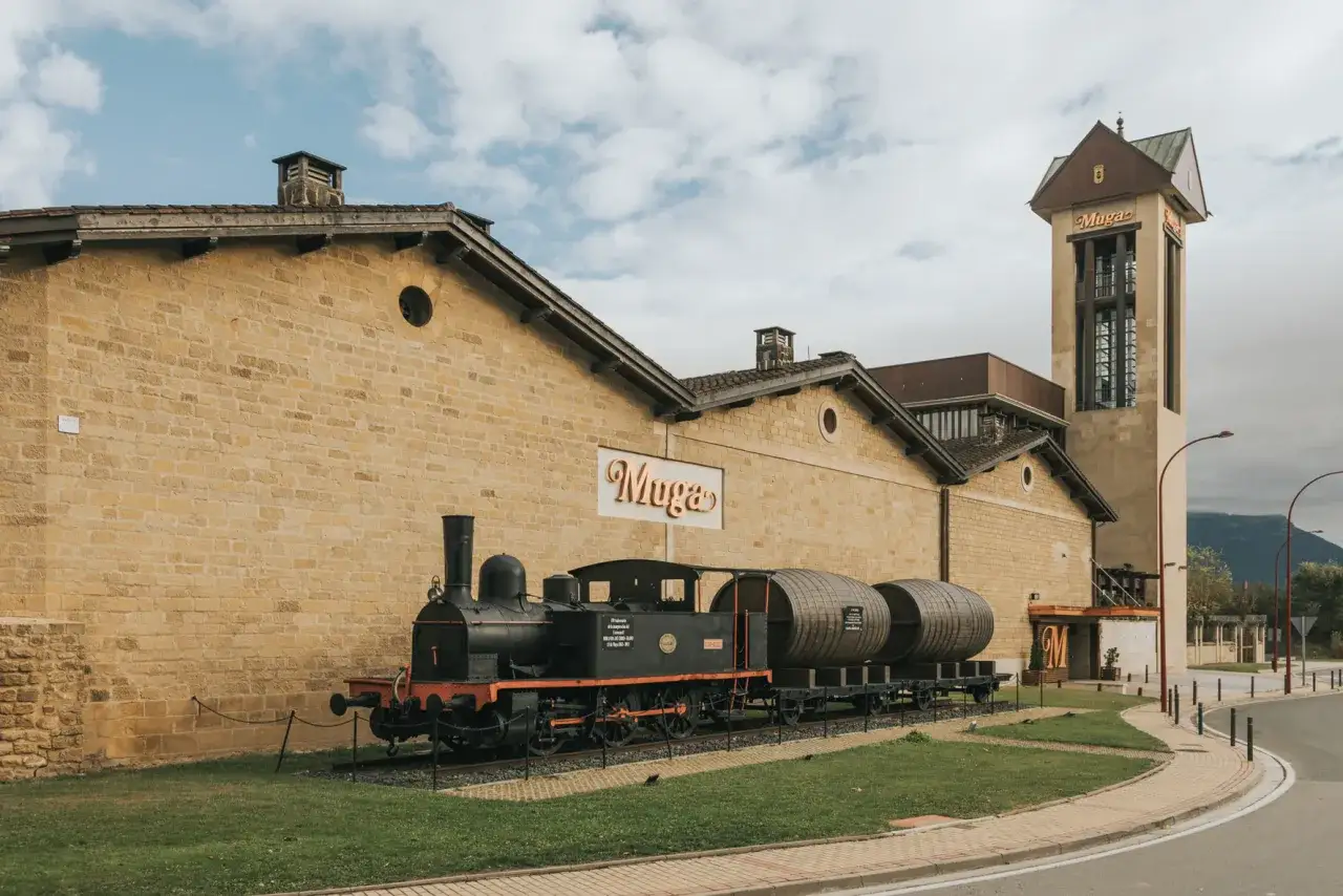 Locomotora antigua y barricas frente a las bodegas de Haro.