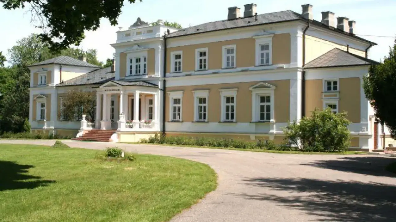 Pałac w Ciechanowcu, jedna z głównych atrakcji regionu, otoczony zielenią.
