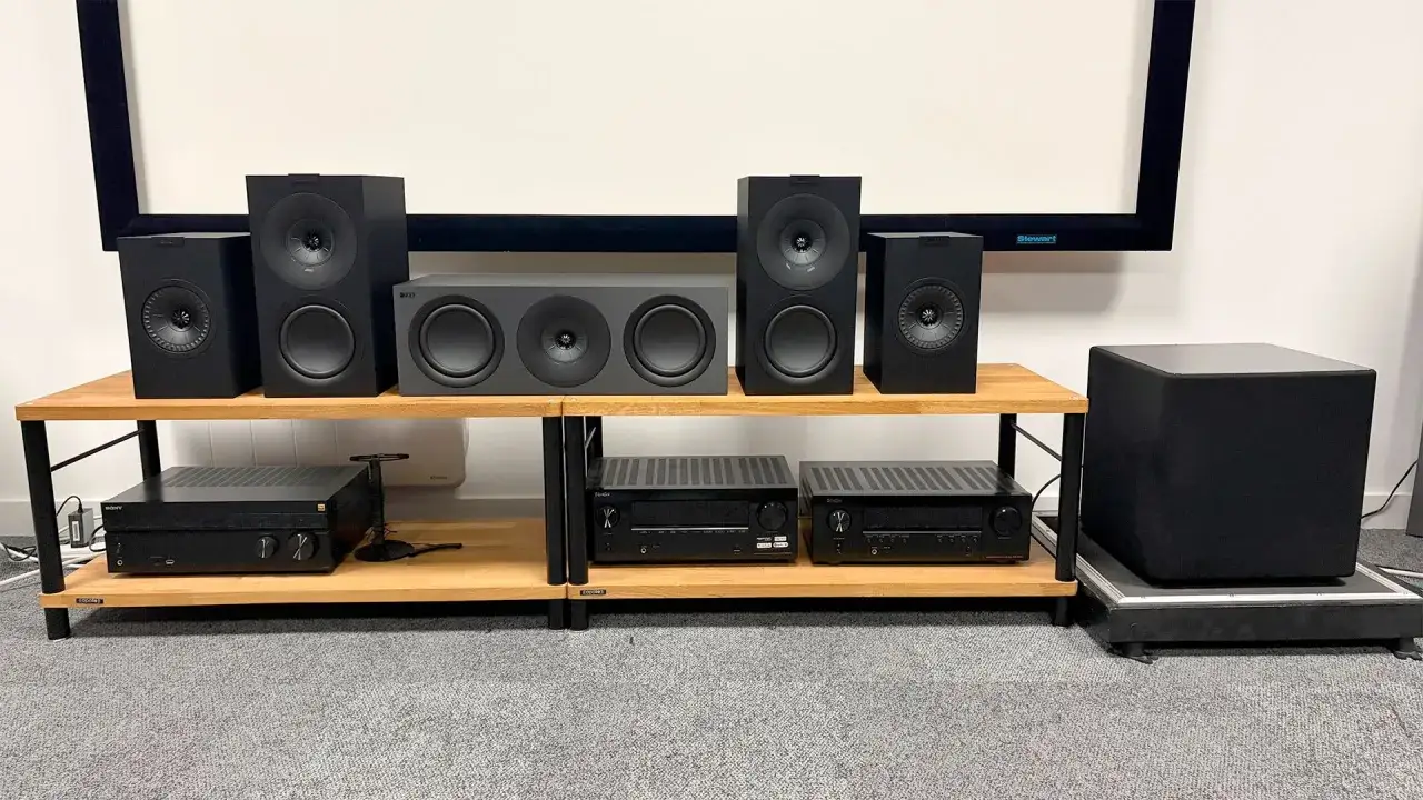 System kina domowego z głośnikami KEF i subwooferem, gotowy na wrażenia dźwiękowe **Dolby**.