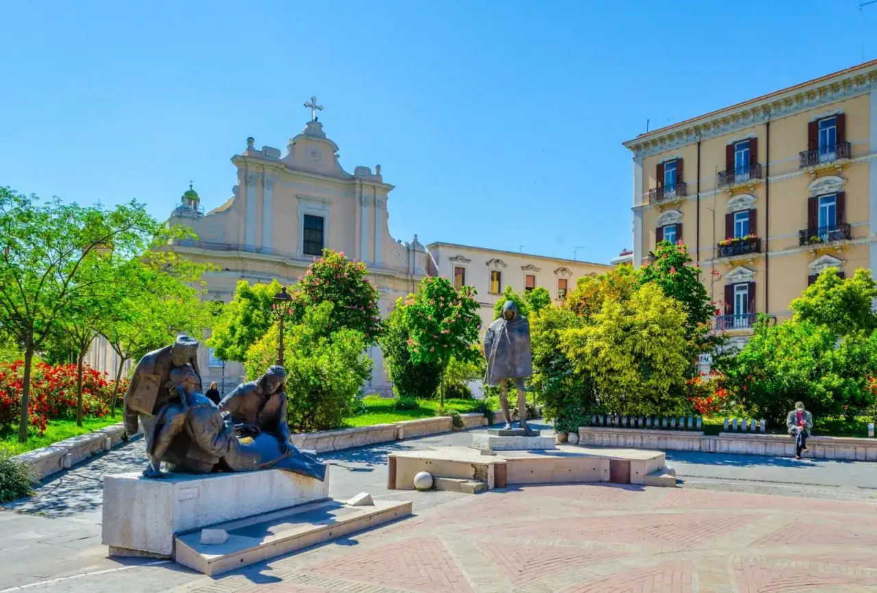 Piazza con sculture e chiesa, un luogo ideale da scoprire tra le cose da visitare a Foggia.