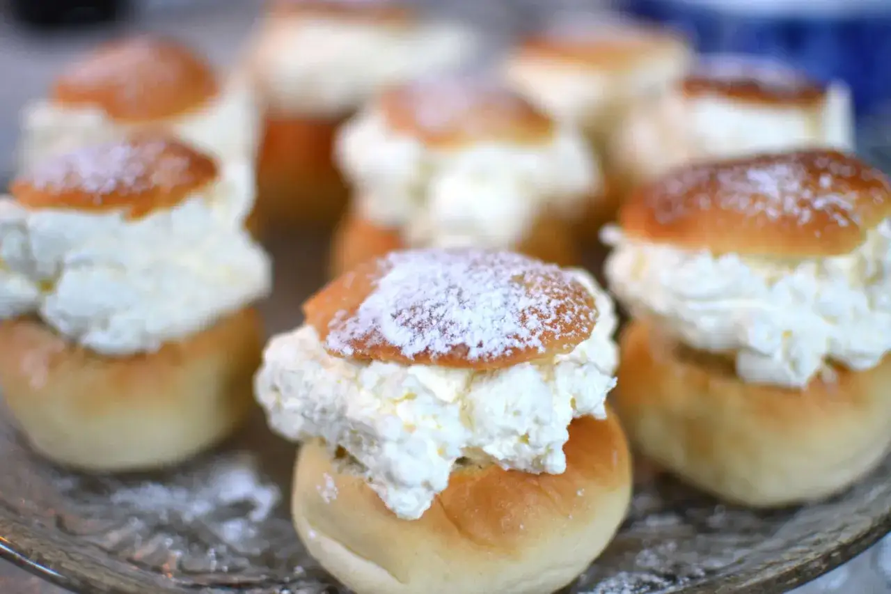 Färska semlor med fluffig grädde och pudrat florsocker. En härlig fest vid fastan!