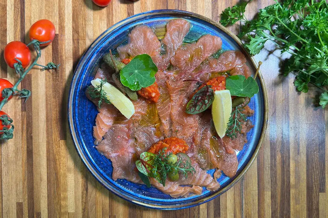 Carpaccio z łososia z pikantnym sosem, kaparami, cytryną i świeżymi ziołami. Idealny sos do carpaccio.