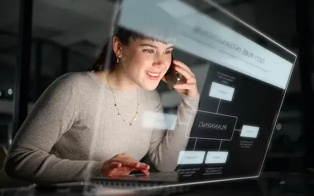 kobieta planująca cele finansowe przy laptopie