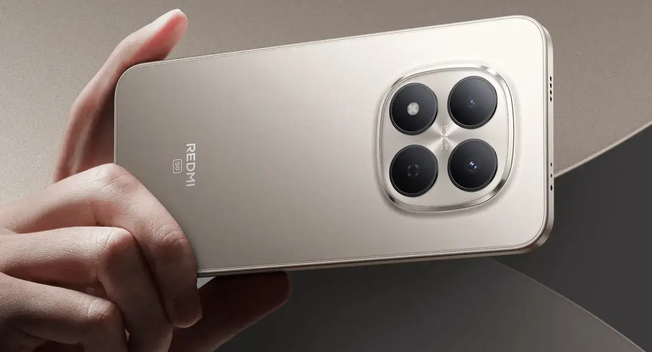 Dłoń trzyma elegancki, złoty smartfon Redmi z modułem czterech aparatów. To nowy Xiaomi 16.