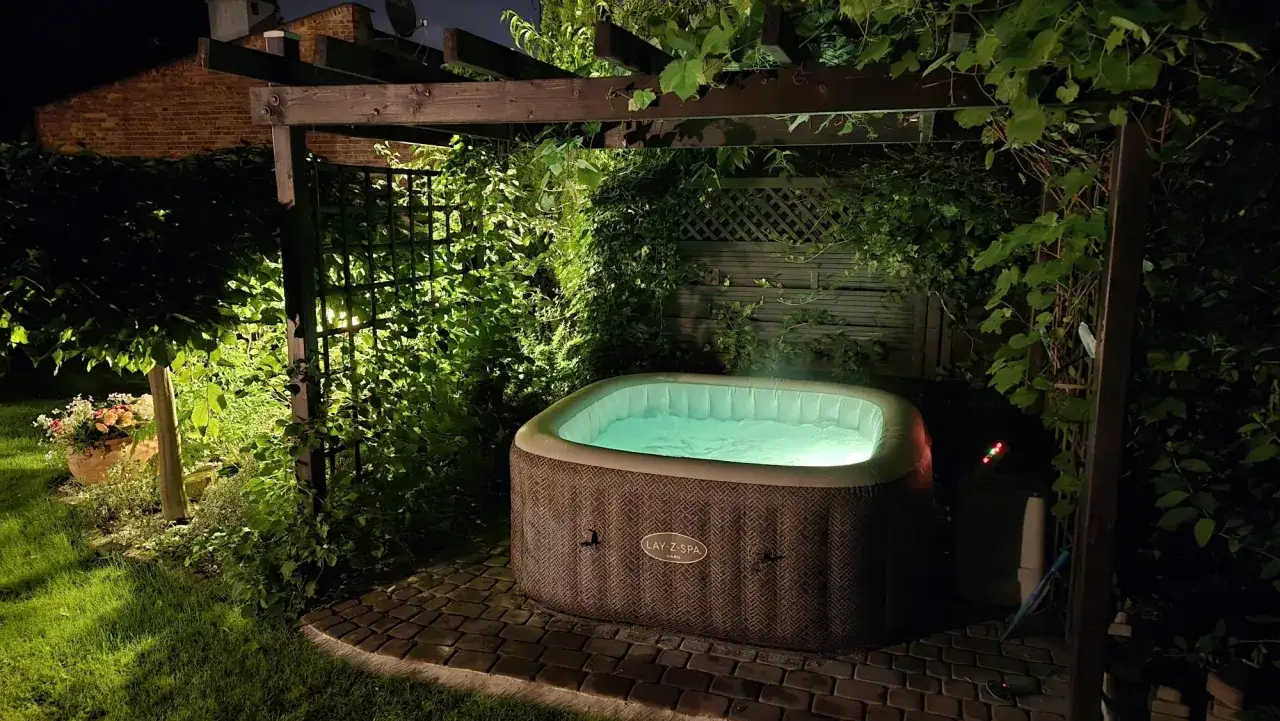 Jacuzzi ogrodowe Lay-Z-Spa relaks w ogrodzie