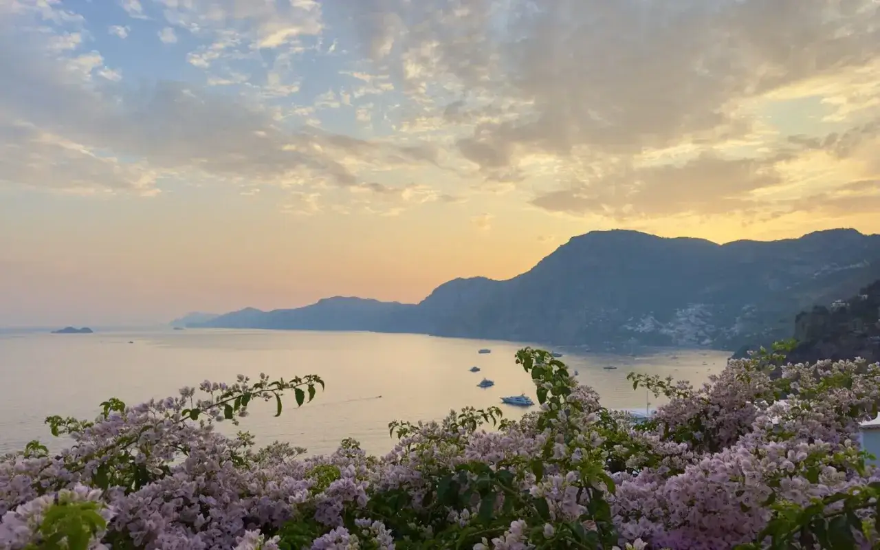 Traumhafte Aussicht auf das Meer und die Berge bei Sonnenuntergang. Perfekt f&uuml;r die Frage: wohin im Oktober?