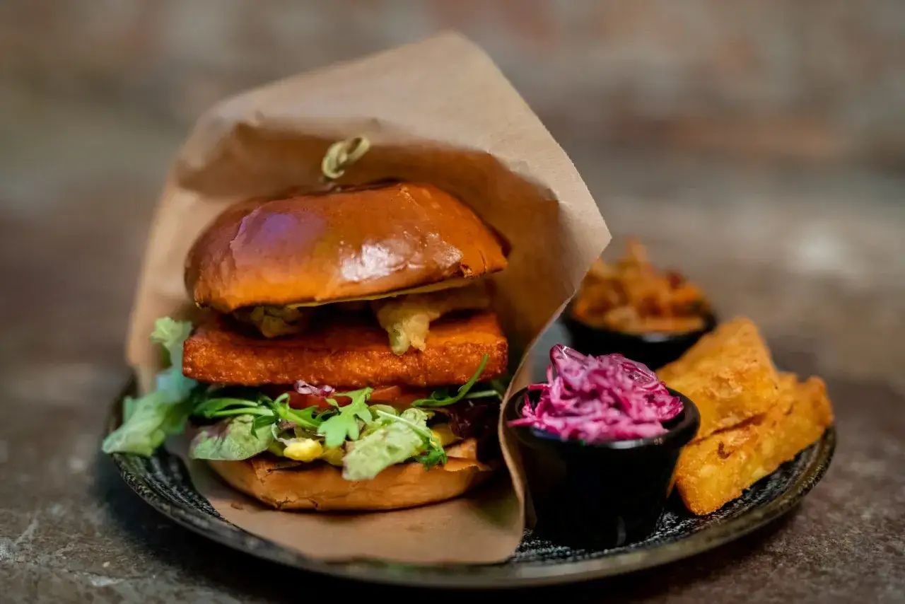 różne burgery wegetariańskie w restauracji