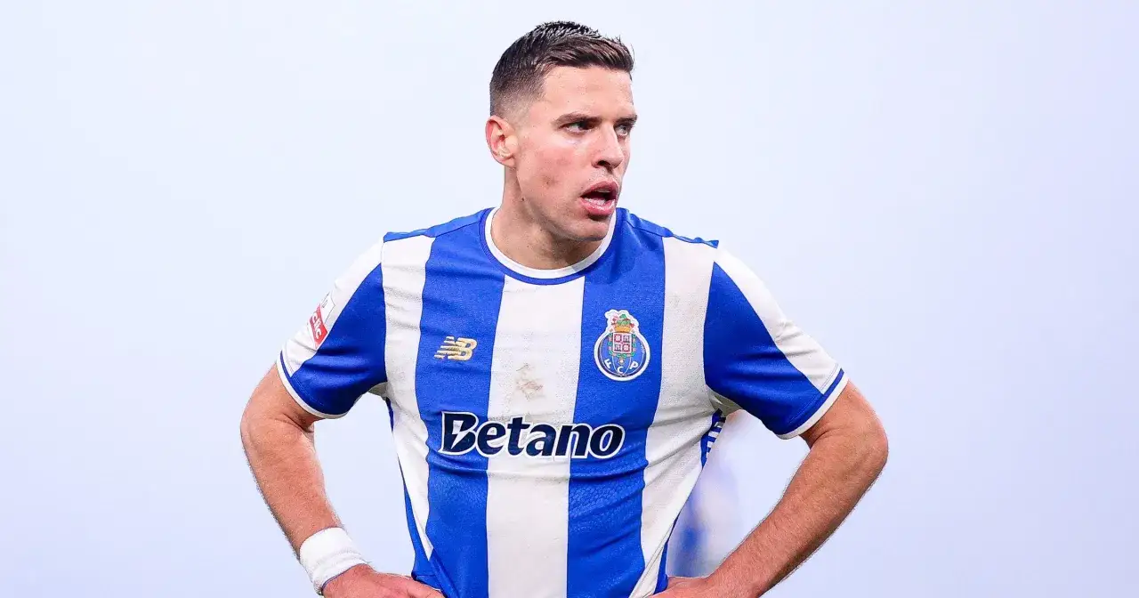 Piłkarz Jan Bednarek w koszulce FC Porto, jednej z jego obecnych drużyn.