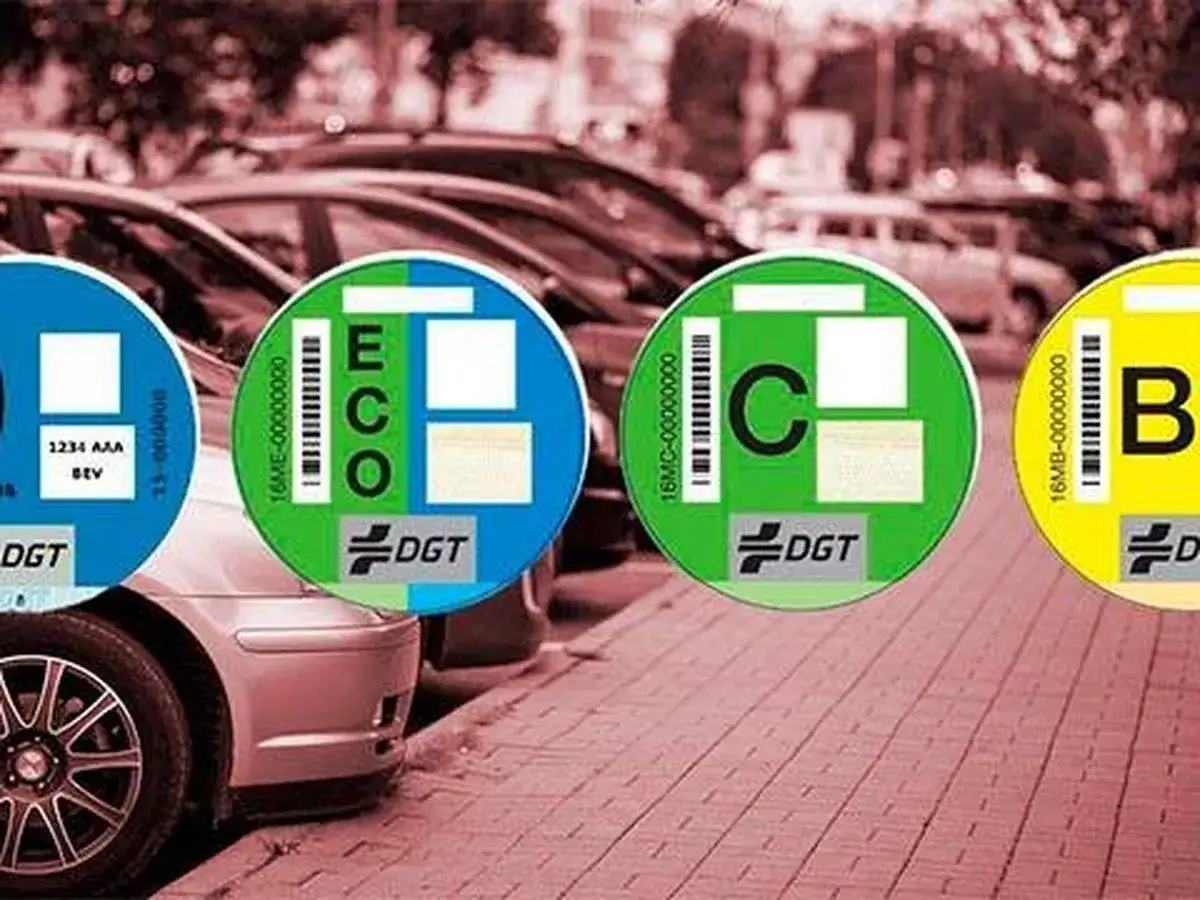 Pegatinas DGT: ECO, C, B. La etiqueta B, en amarillo, clasifica veh&iacute;culos seg&uacute;n su impacto ambiental.