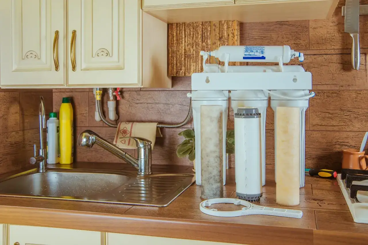 Système de filtration d'eau sous évier montrant comment filtrer l'eau du robinet avec des cartouches usagées et neuves.