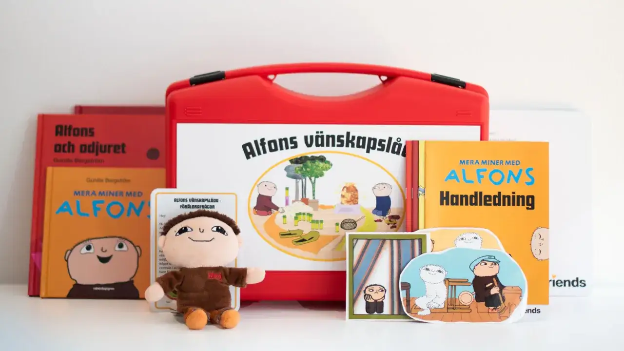 Alfons Åberg pyssel med böcker, en mjukis och en låda med vänskapsfrågor. Perfekt för lek och samtal.
