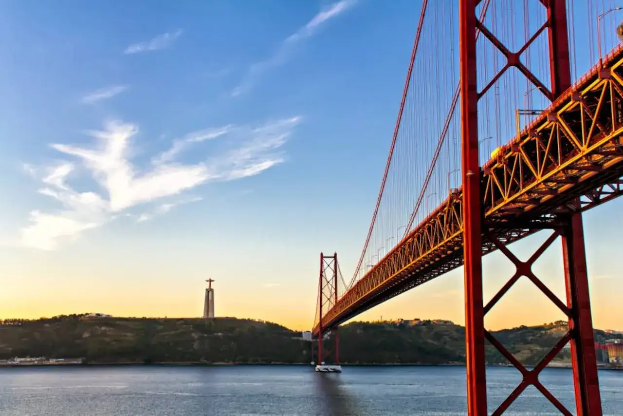 Puente 25 de Abril y Cristo Rey, vistas icónicas de Lisboa. Un atardecer que inspira experiencias inolvidables en Lisboa.