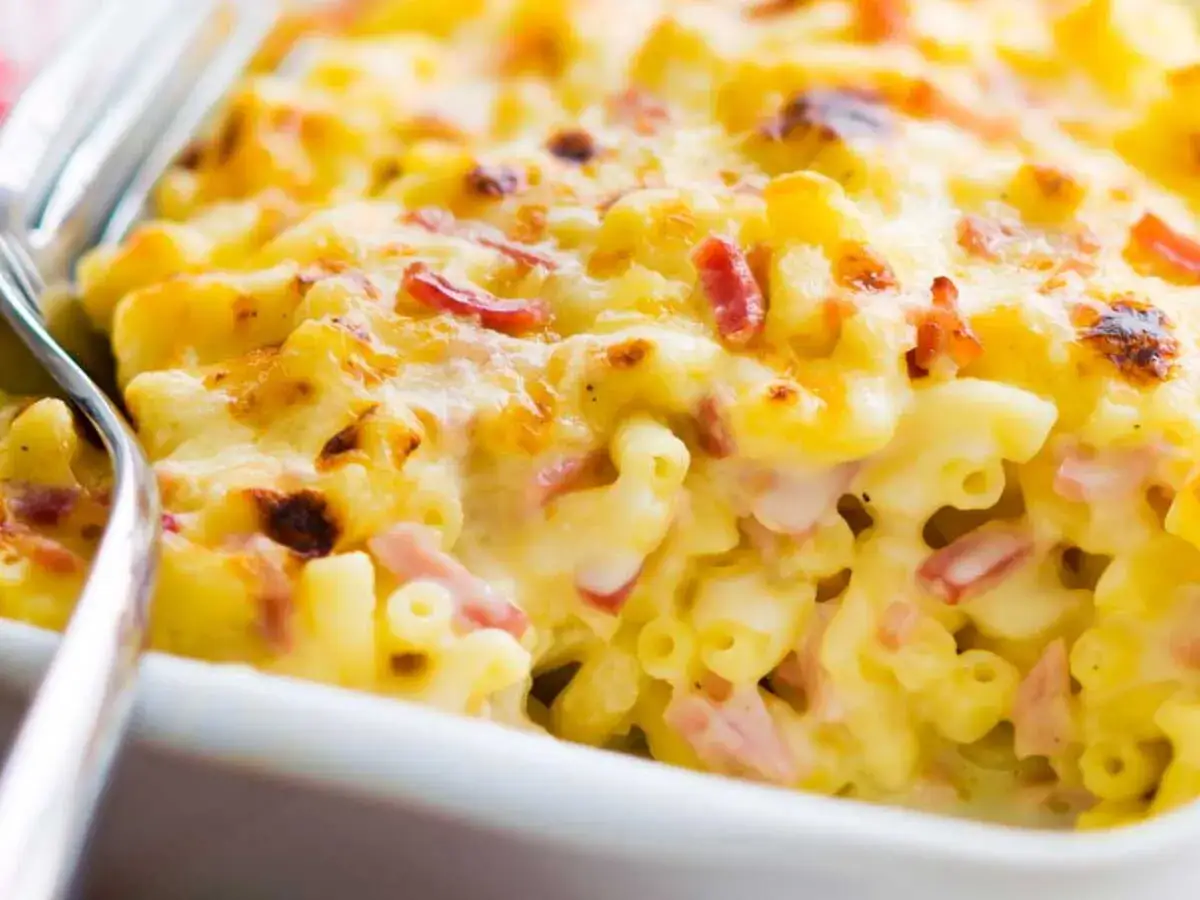 Un plat réconfortant de coquillettes au jambon gratinées, avec une sauce crémeuse et des morceaux de jambon savoureux.