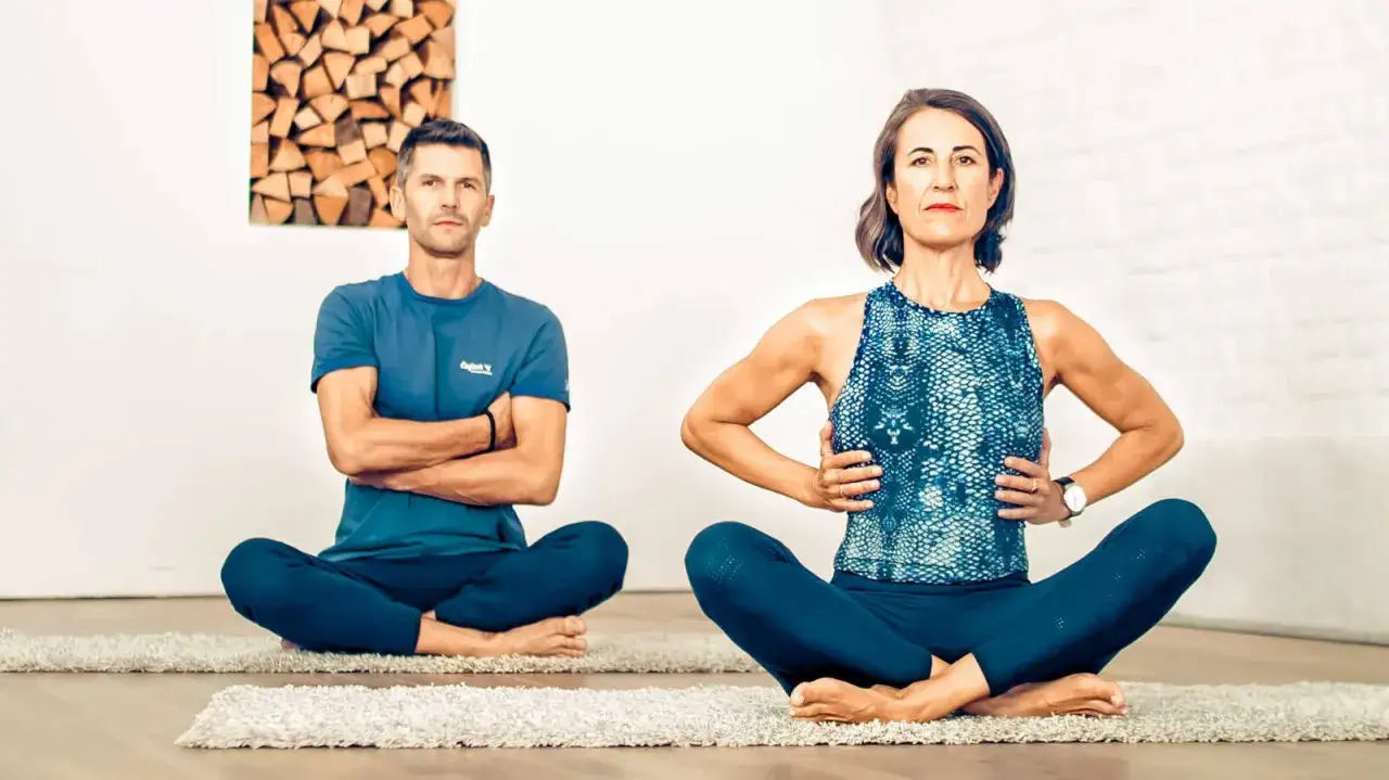 Para ćwiczy pilates. Widzisz, pilates co daje: siłę, elastyczność i spokój.