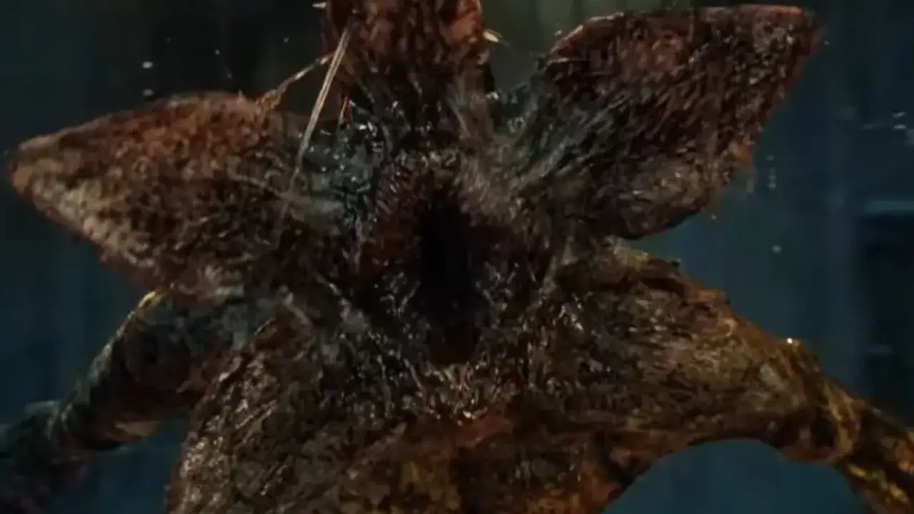 Przerażający Demogorgon ze Stranger Things, z otwartą paszczą pełną zębów, wygląda jakby wyszedł prosto z innego wymiaru.