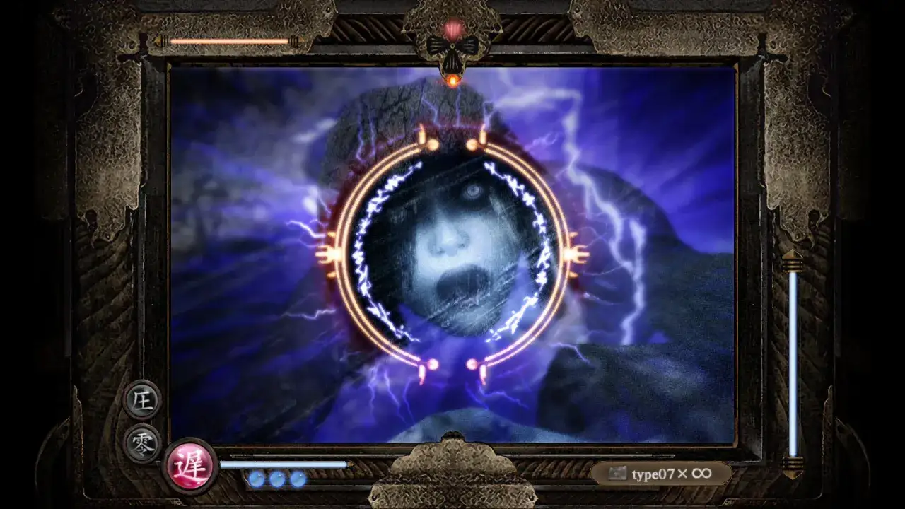 Przerażająca twarz z gry **Fatal Frame** wyłania się z mroku, otoczona magicznym kręgiem i błyskawicami.